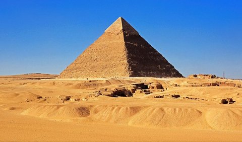 Piramida Khufu atau biasa disebut dengan Piramida Agung, menjadi yang tertinggi dan tertua di antara dua piramida lainnya.