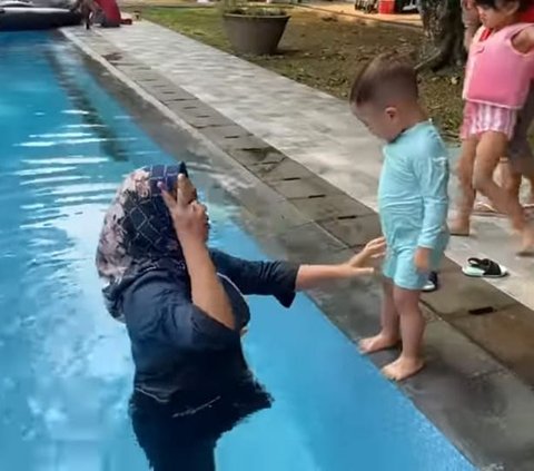 Awalnya Takut, Ini Potret Rayyanza yang Girang Banget Berenang sama Sus Rini