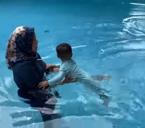 Awalnya Takut, Ini Potret Rayyanza yang Girang Banget Berenang sama Sus Rini