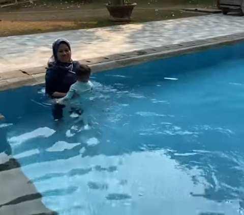 Awalnya Takut, Ini Potret Rayyanza yang Girang Banget Berenang sama Sus Rini