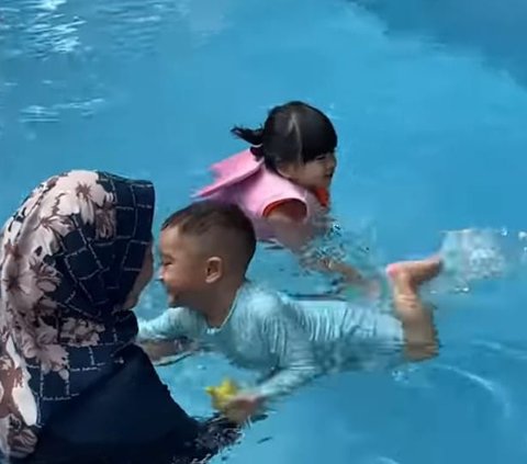 Awalnya Takut, Ini Potret Rayyanza yang Girang Banget Berenang sama Sus Rini