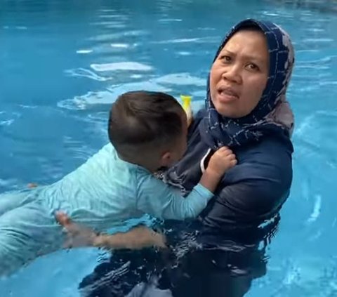 Awalnya Takut, Ini Potret Rayyanza yang Girang Banget Berenang sama Sus Rini