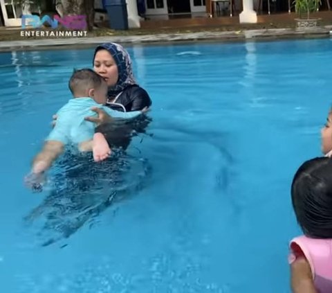 Awalnya Takut, Ini Potret Rayyanza yang Girang Banget Berenang sama Sus Rini