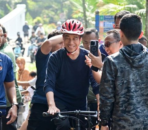 Funny Moment of Women Eagerly Chasing Jokowi to Take a Picture Together, Ended up Being Run Over by Paspampres' Bike