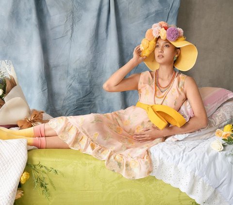 Unique Maternity Shoot by Nadine Chandrawinata, Beautiful Poses on a Pile of Beds