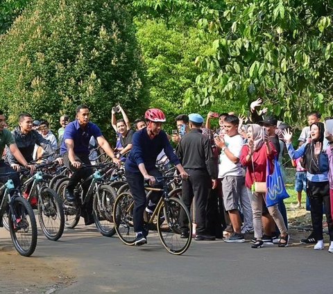 Funny Moment of Women Eagerly Chasing Jokowi to Take a Picture Together, Ended up Being Run Over by Paspampres' Bike