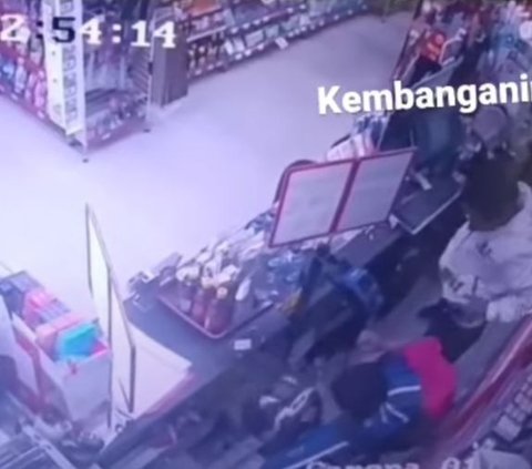 Detik-Detik Tiga Rampok Kuras Duit di Kasir Sambil 'Kunci' Leher Pegawai Perempuan