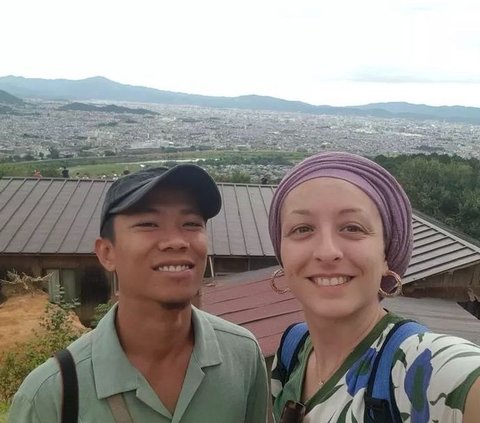 Beautiful Foreigner, Wife of a Man from Lombok, Not Ashamed to Work and Live Simply in the Village