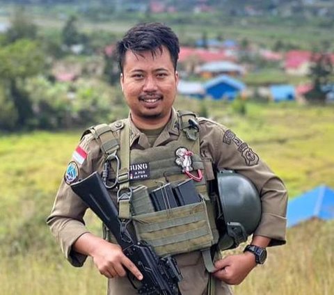 Briptu Rudi Agung merupakan anggota Brimob Polda Sulawesi Selatan yang bertugas di Satgas Operasi Damai Cartenz 2023 di wilayah Papua.