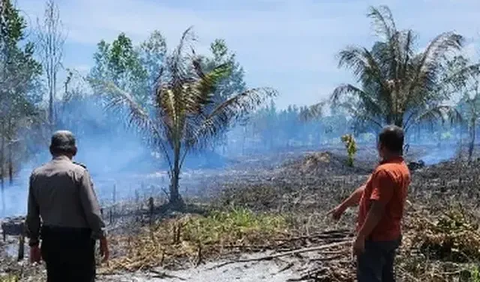 Awalnya anggota Polsek Jejawi menemukan lahan terbakar saat patroli, Sabtu (16/9) siang. Polisi mendapati warga tengah memadamkan api di TKP.<br>