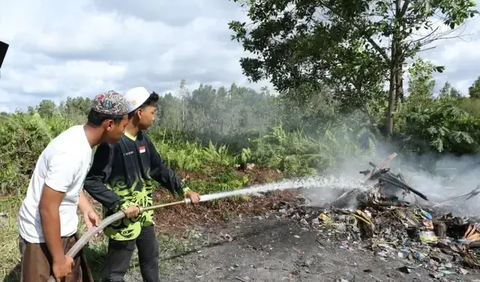 HY panik. Dia meminta tolong ke warga untuk pemadaman. Ada sekitar seperempat ha dari 1 hektare luasan lahan miliknya yang terbakar.<br>