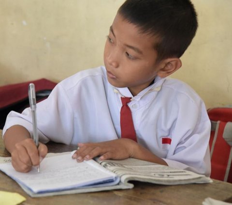 Child Resembling Rano Karno in This Photo Becomes Prabowo's Right Hand, Can You Guess?