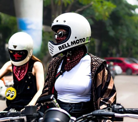 Portrait of Wika Salim Riding a Motorbike with Friends, Her Outfit is Eye-catching!