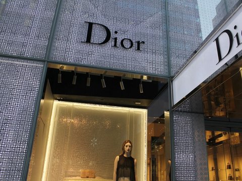 Its Citizens Starving, Kim Jong Un's Sister Criticized for Carrying a Rp107 Million Dior Bag