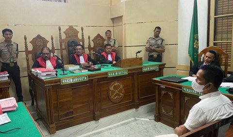 Tak hanya itu, jaksa juga menuntut Achiruddin membayar uang restitusi kepada Ken Admiral senilai Rp52,4 juta subsider dua bulan kurungan.<br>