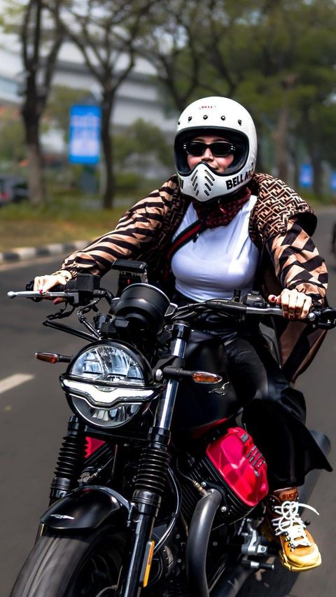 Wika Salim appears skillful in riding a big motorcycle.