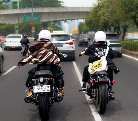 Portrait of Wika Salim Riding a Motorbike with Friends, Her Outfit is Eye-catching!