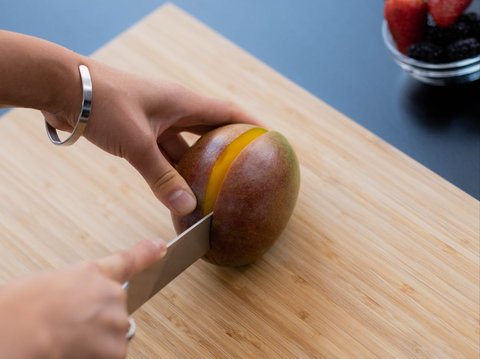 Potong Mangga dengan Cara yang Benar