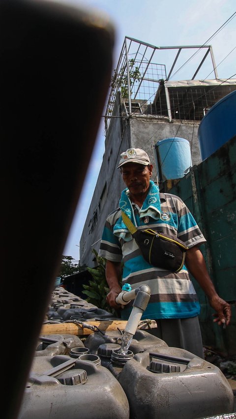 kondisi ini membuat penjual air bersih meraup tambahan penghasilan.