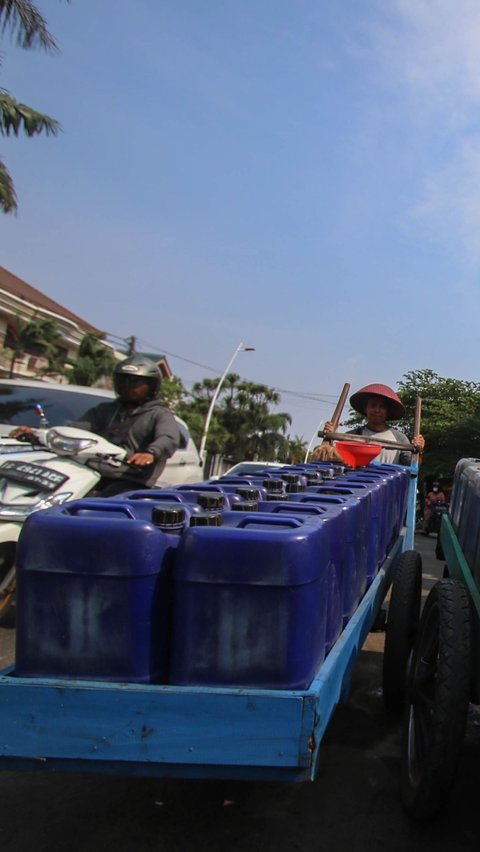 Sementara itu, warga harus merogoh kocek Rp5.000 untuk harga satu jeriken air bersih.<br>