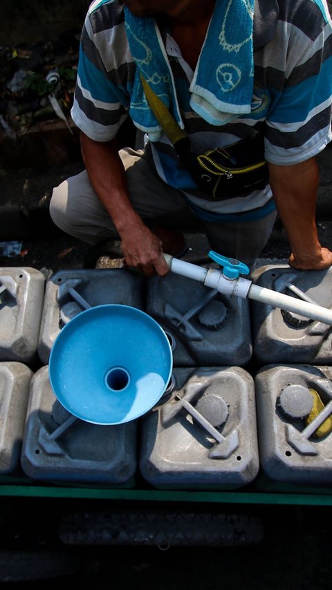 Harga tersebut dianggap pantas karena ketersediaan air bersih sangat mutlak diperlukan untuk beragam keperluan rumah tangga.