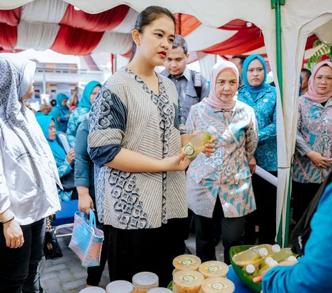 Usai mengunjungi saung, Kahiyang Ayu selanjutnya melihat sejumlah stand makanan dan minuman serta hasil kerajinan dari TP PKK Kelurahan Tanjung Mulia Hilir yang disajikan.