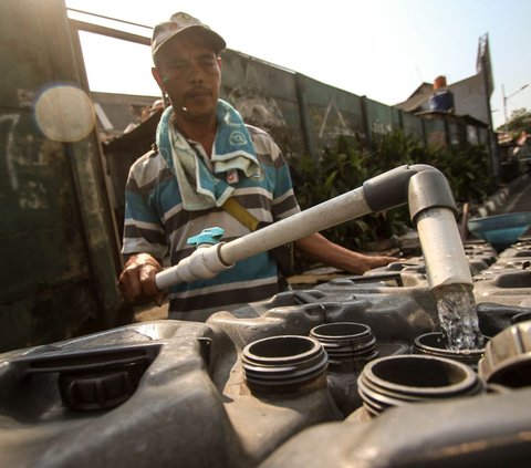 FOTO: Musim Kemarau Membawa Berkah Bagi Penjual Air Bersih Keliling di Jakarta