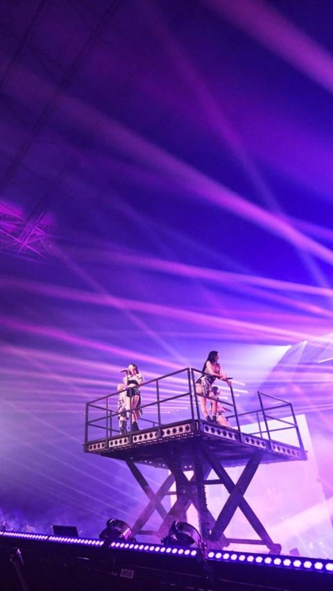 Selama konser, masing-masing anggota BLACKPINK juga menampilkan bakat mereka secara solo. Jennie tampil dengan anggun dalam lagu 