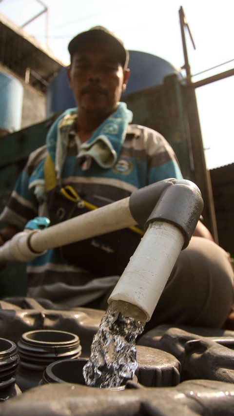 FOTO: Musim Kemarau Membawa Berkah Bagi Penjual Air Bersih Keliling di Jakarta