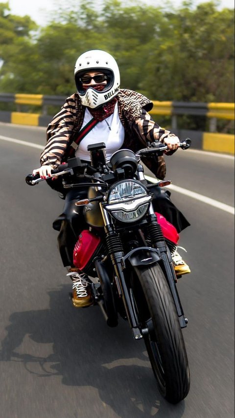 Portrait of Wika Salim Riding a Motorbike with Friends, Her Outfit is Eye-catching!