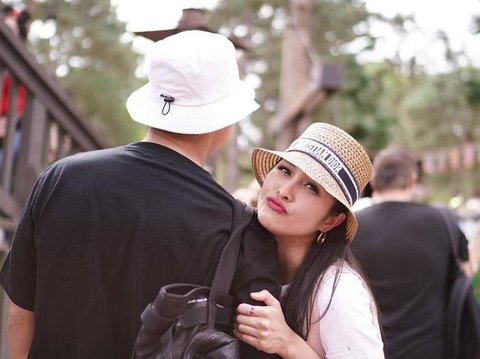 Kenang Momen Pernikahan, 8 Foto Mesra Sandra Dewi dan Harvey Moeis di Paris