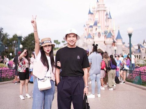 Kenang Momen Pernikahan, 8 Foto Mesra Sandra Dewi dan Harvey Moeis di Paris