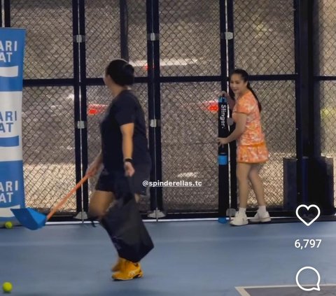 Aksi Nagita Slavina Bergaya Bak Ball Boy di Lapangan Tenis, Netizen 'Seger Banget Kayak Jeruk Mandarin'