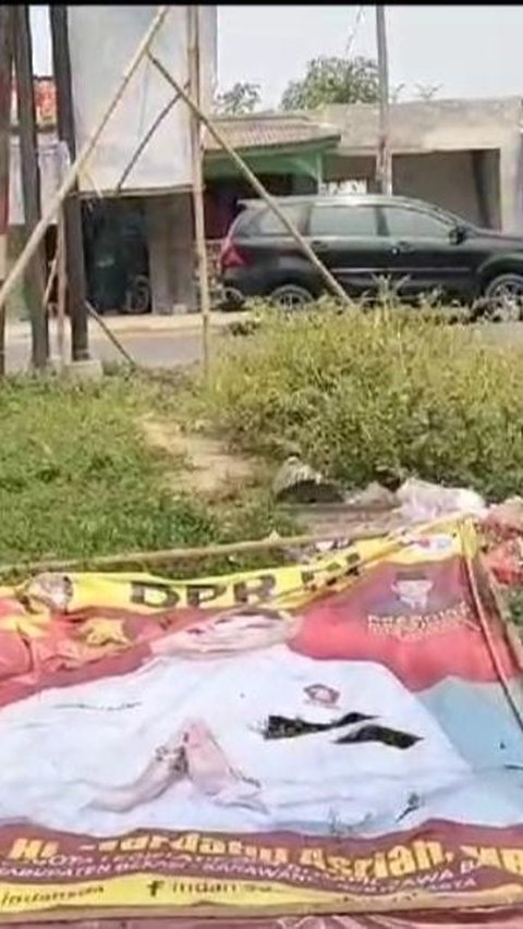 Baliho Caleg DPR Roboh Timpa Kepala Desa di Bekasi saat Naik Motor, Korban Dilarikan ke Rumah Sakit<br>