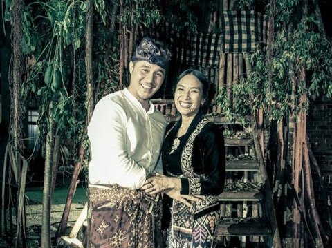 Rayakan Anniversary Ke-13, 8 Foto Mesra Happy Salma dan Suami Yang Jarang Tersorot