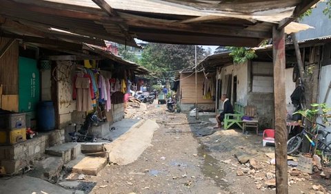 Sudiono menceritakan, hawa panas dari api yang melahap bahan sandal di pabrik tersebut menyebabkan jendela rumahnya pecah.<br>