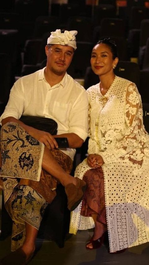 Rayakan Anniversary Ke-13, 8 Foto Mesra Happy Salma dan Suami Yang Jarang Tersorot