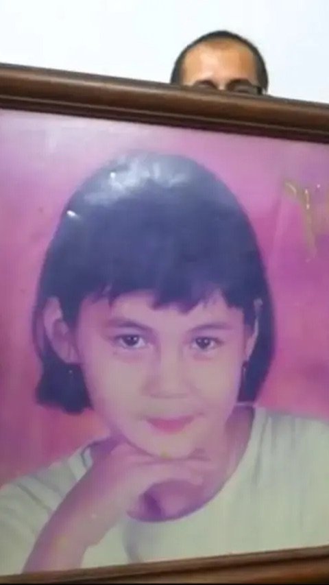 Ini potret Paula saat masih kecil. Ia tampil dengan rambut pendek dan berponi.