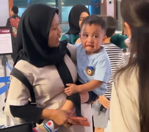 Nagita Slavina Nangis di Pesawat ke Spanyol Tanpa Anak, Pramugari Cantik Sampai Usap-usap