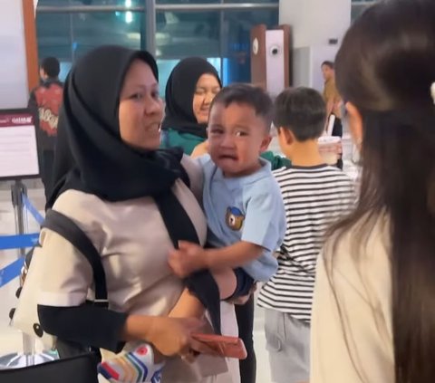 Nagita Slavina Nangis di Pesawat ke Spanyol Tanpa Anak, Pramugari Cantik Sampai Usap-usap