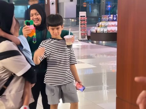 Nagita Slavina Nangis di Pesawat ke Spanyol Tanpa Anak, Pramugari Cantik Sampai Usap-usap