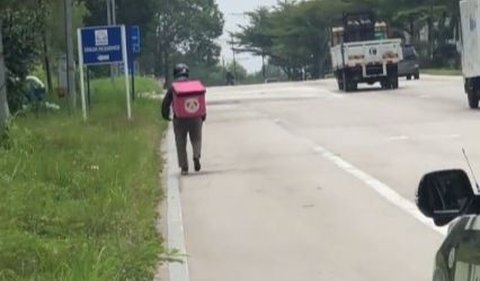 Demi menjalankan tanggung jawabnya, si driver ojek ini masih tetap melanjutkan pekerjaannya yakni mengantarkan makanan milik pelanggannya sampai ke alamat yang dituju.