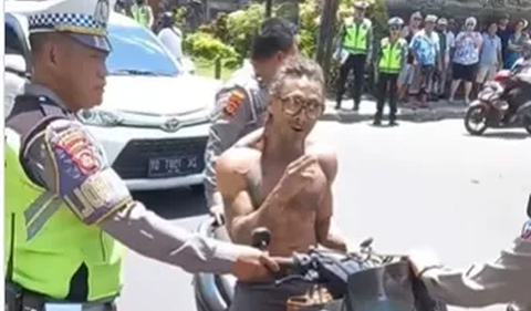 Bule Ngamuk Ditegur Polisi Tak Pakai Helm