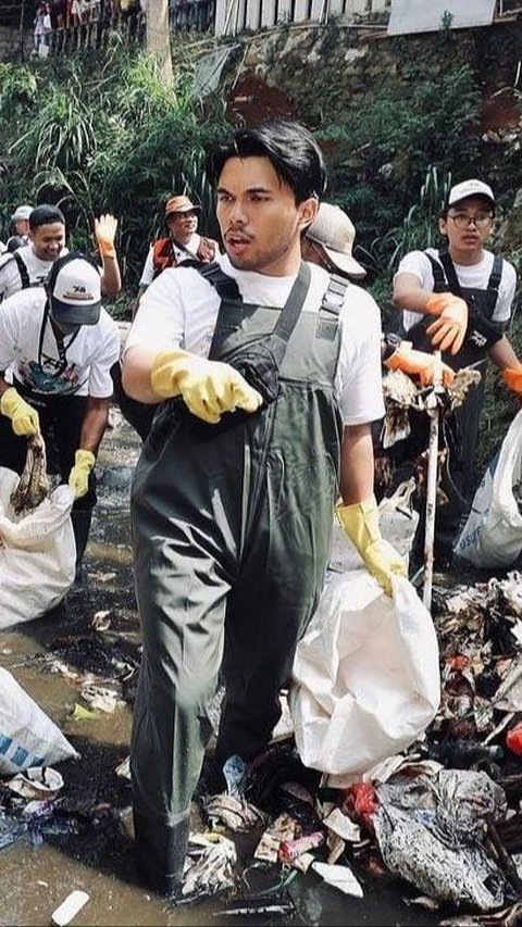 Potret Kompak Thariq Halilintar & Aaliyah Massaid Bersihkan Sampah di Sungai, Netizen Auto Baper