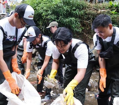 Potret Kompak Thariq Halilintar & Aaliyah Massaid Bersihkan Sampah di Sungai, Netizen Auto Baper