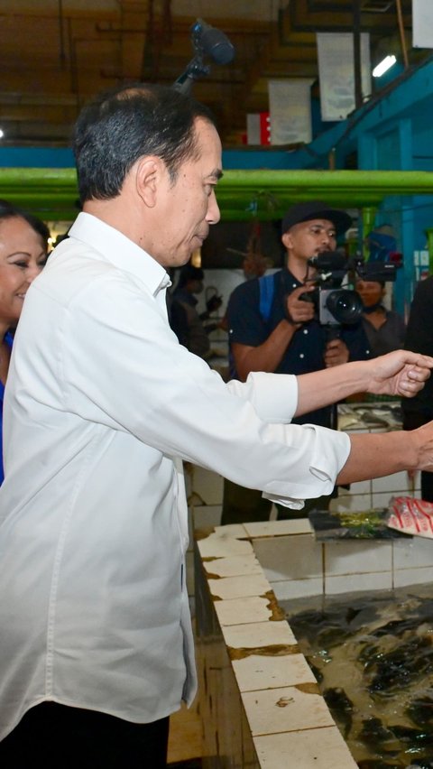 Jokowi Blusukan ke Pasar Jatinegara: Harga Beras Masih Tinggi<br>