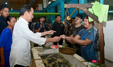 Jokowi Blusukan ke Pasar Jatinegara: Harga Beras Masih Tinggi