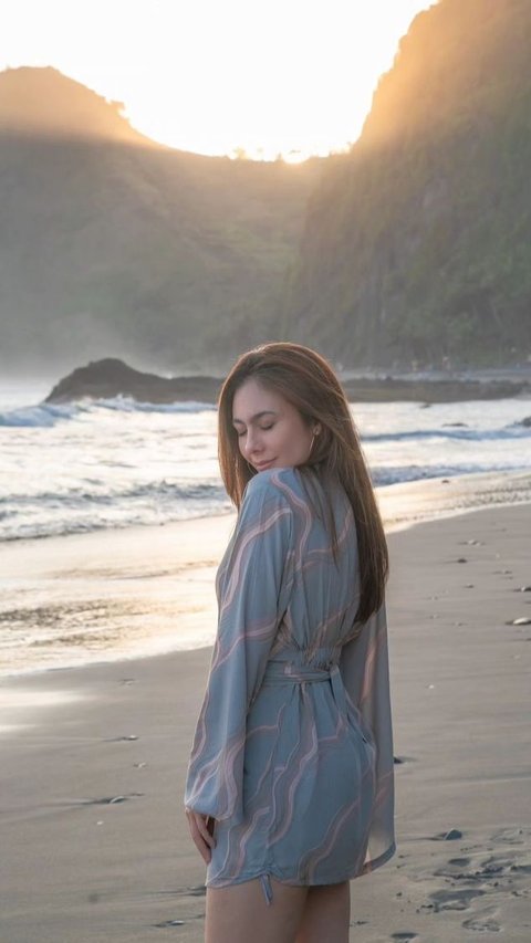 Wulan Guritno Melakukan Sesi Pemotretan di Pantai, Hot Mama Pamer Body Goals Bak Masih Gadis