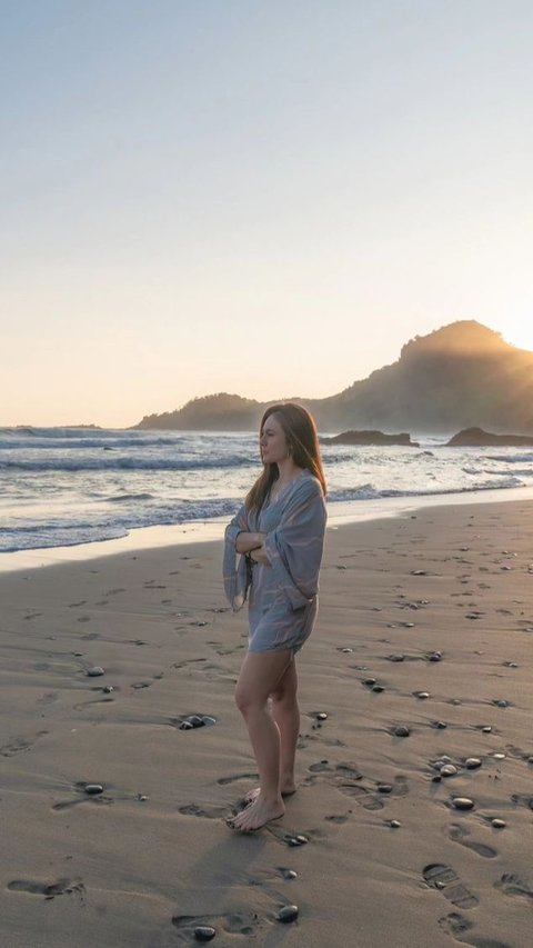 Wulan Guritno Melakukan Sesi Pemotretan di Pantai, Hot Mama Pamer Body Goals Bak Masih Gadis