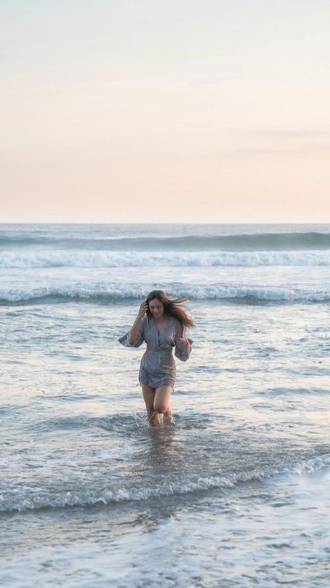 Wulan Guritno Melakukan Sesi Pemotretan di Pantai, Hot Mama Pamer Body Goals Bak Masih Gadis